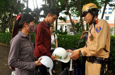 Ngày đầu xử phạt mũ bảo hiểm “rởm”: Nhắc nhở và tuyên truyền 